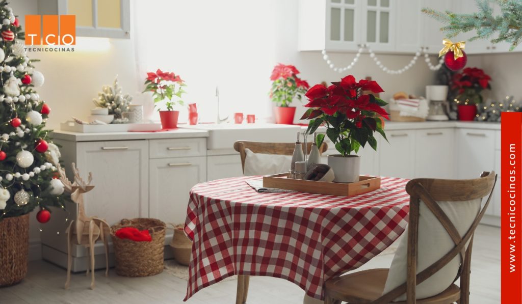 Añade plantas navideñas para dar vida a tu cocina
