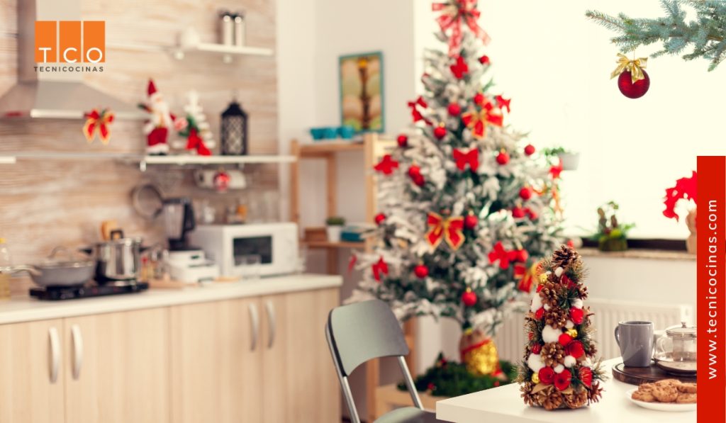 Coloca un árbol de Navidad en la cocina