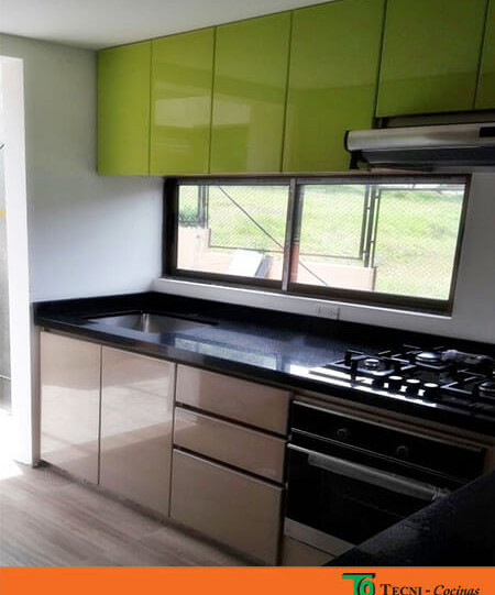 Cocina integral con pintura en poliuretano en gabinetes inferiores en habano y superiores en verde con mesón en granito natural color negro y estufa a gas en negro, poceta sencilla, sin manijas