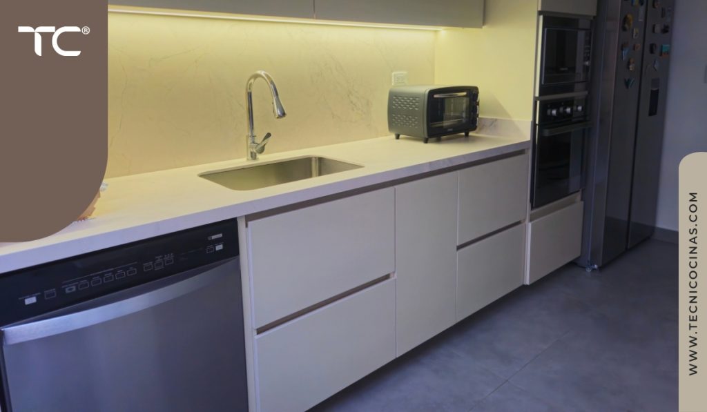 Mesón y alzada continua junto a electrodomésticos en cocina instalada