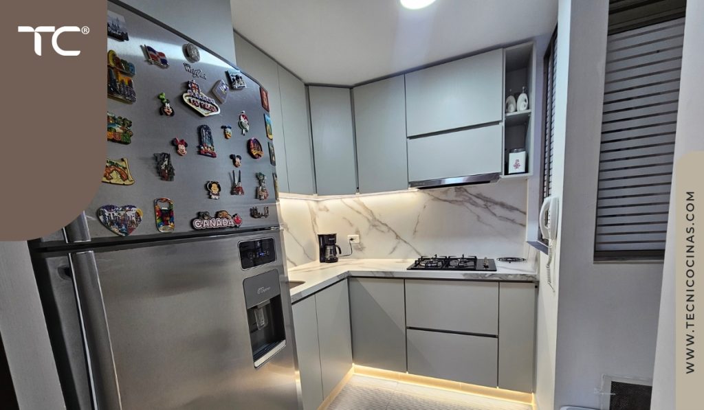 Cocina con alzada continua terminada y acabado en piedra clara