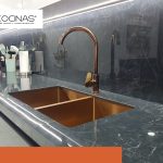 Cocina integral con alzada continua de piedra sin cortes visibles