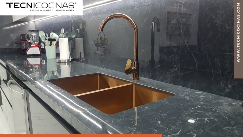Cocina integral con alzada continua de piedra sin cortes visibles