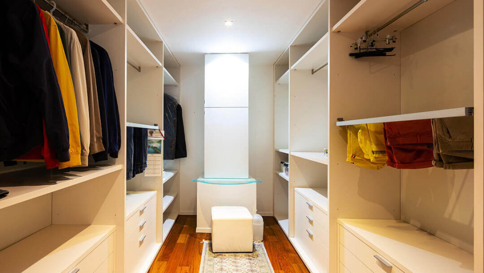 ¿Cómo deberías aprovechar aún más el espacio de tu walk in closet?