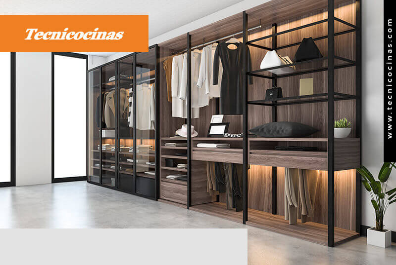 Closet moderno en madera, metal y vidrio
