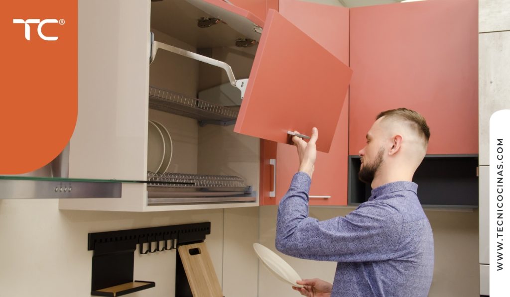 Gabinete superior abriéndose mecanismo motorizado