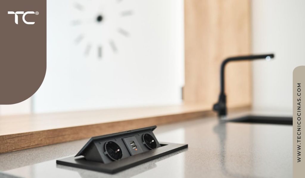 Tomas eléctricas con puertos USB integrados en mesón de cocina moderna