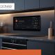 Tablet con sistema de control de hogar inteligente en cocina moderna con iluminación LED