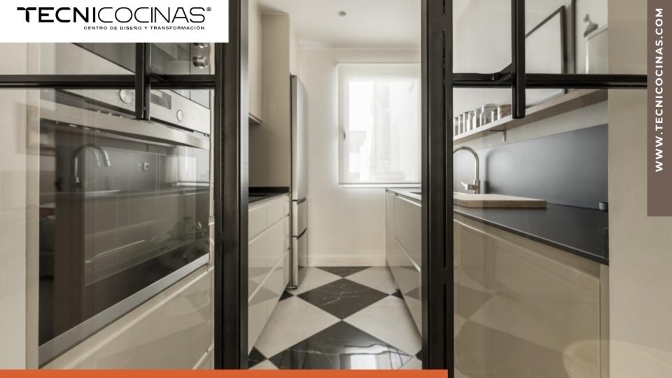 Cerramientos de cristal en cocinas abiertas, separar sin perder luz - Tecnicocinas