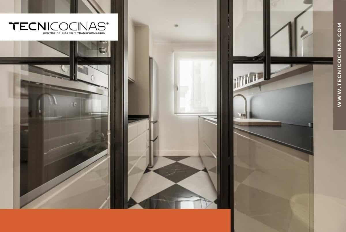 Cerramientos de cristal en cocinas abiertas, separar sin perder luz - Tecnicocinas