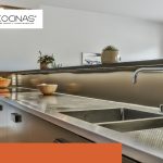 Cocina en acero inoxidable con mesón, respaldo y lavaplatos integrados