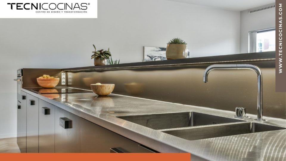 Cocina en acero inoxidable con mesón, respaldo y lavaplatos integrados