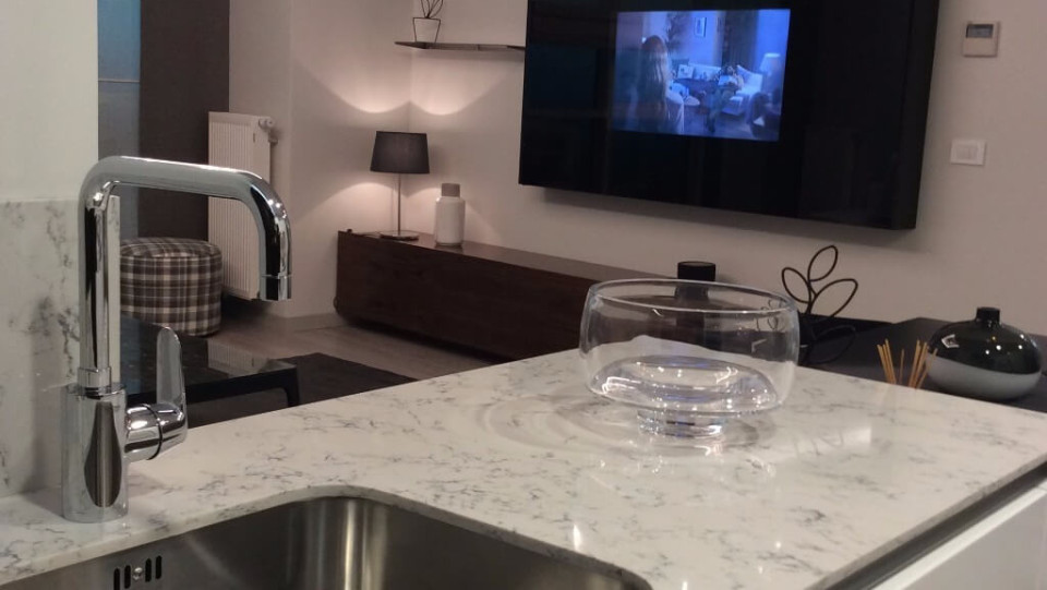 Parte del meson Silestone tonalidad Lyra de una cocina integral con poceta sencilla de una cocina semiabierta.