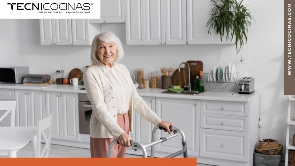 Adulta mayor con caminador moviéndose con autonomía en una cocina residencial amplia y accesible