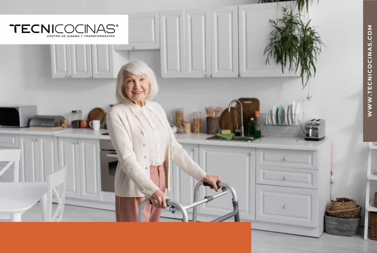 Adulta mayor con caminador moviéndose con autonomía en una cocina residencial amplia y accesible
