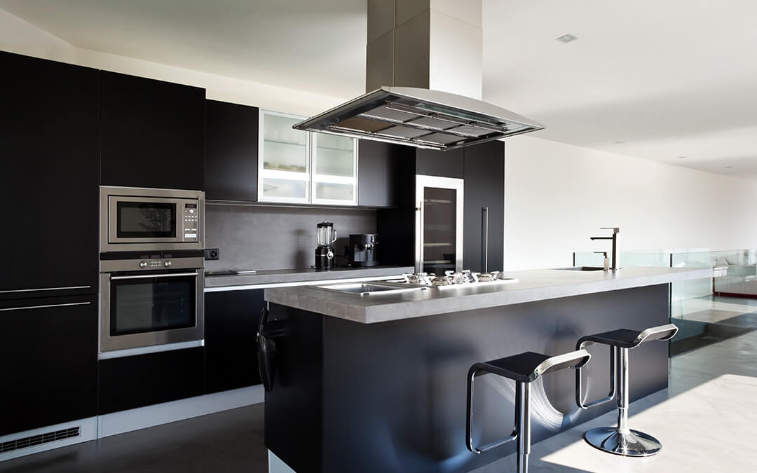 Blanco y negro: dale a tu cocina integral un aire de lujo y distinción