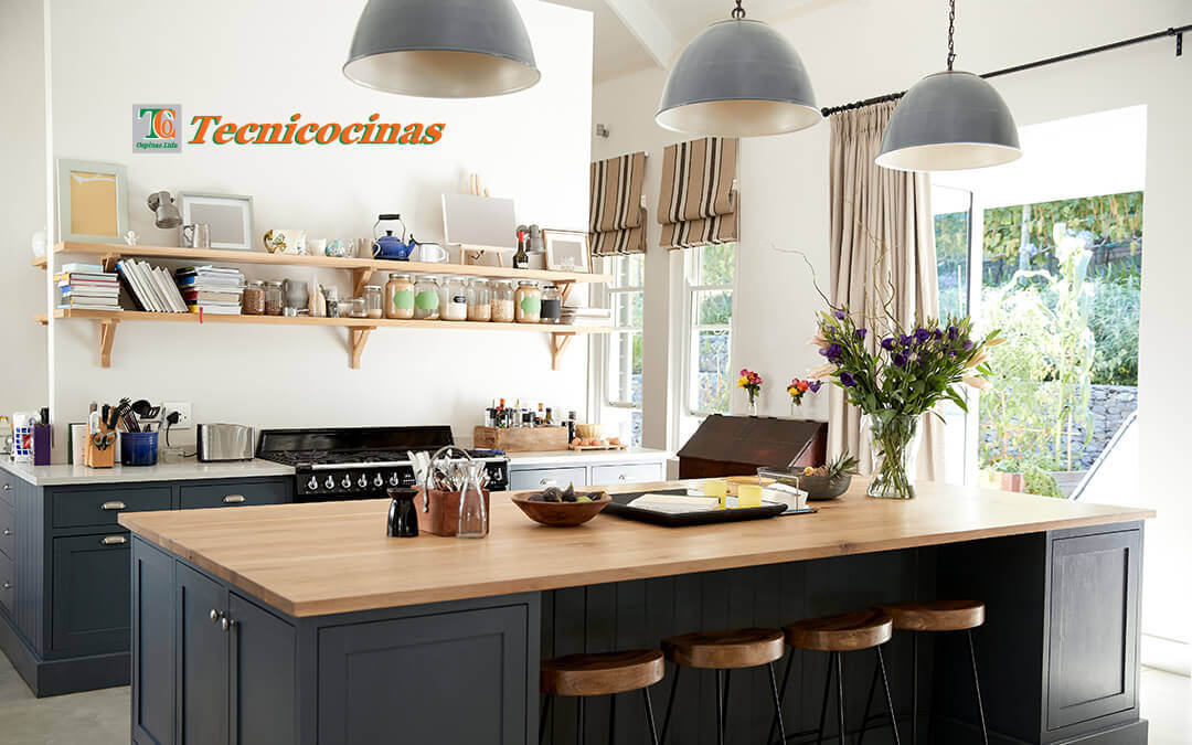 Cocina en isla con mesa de madera • Kitchen in