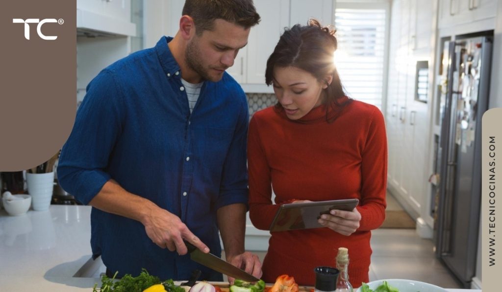 Dos personas cocinando al mismo tiempo en una cocina compartida