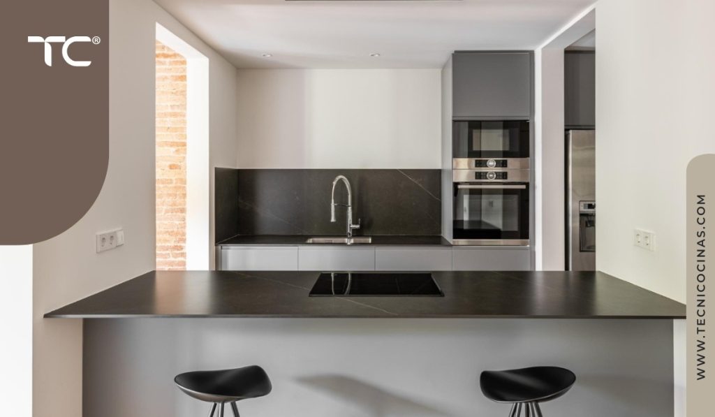 Cocina con isla que separa la zona de preparación de la zona de cocción