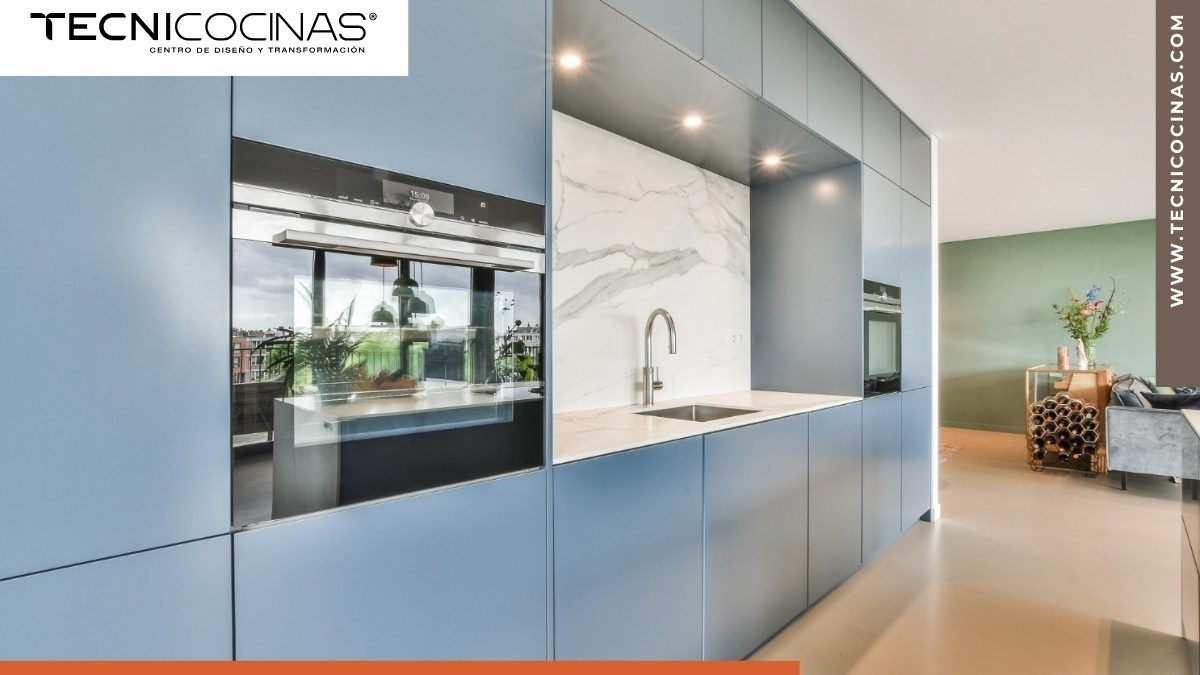 Cocina integral con acabado acrílico azul, lavadero integrado y mesón en piedra sinterizada