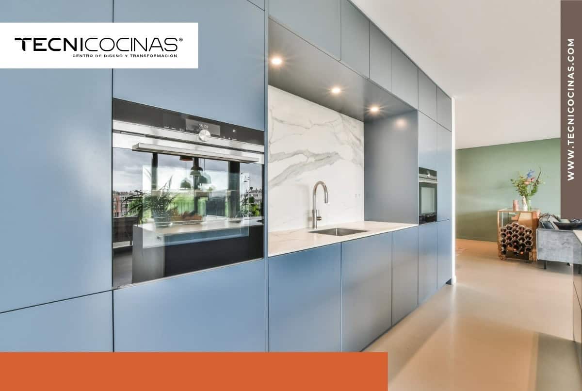 Cocina integral con acabado acrílico azul, lavadero integrado y mesón en piedra sinterizada