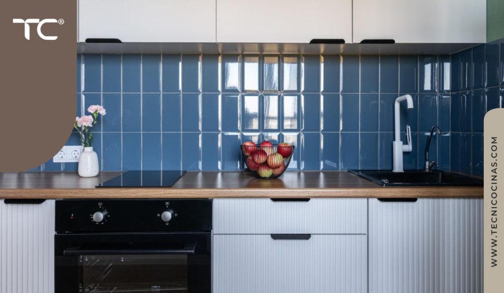 Gabinetes blancos combinados con madera natural con sapilcadero en celeste y grifería blanca.