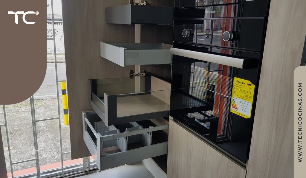 Cajones interiores abiertos detrás de la puerta de un mueble alto