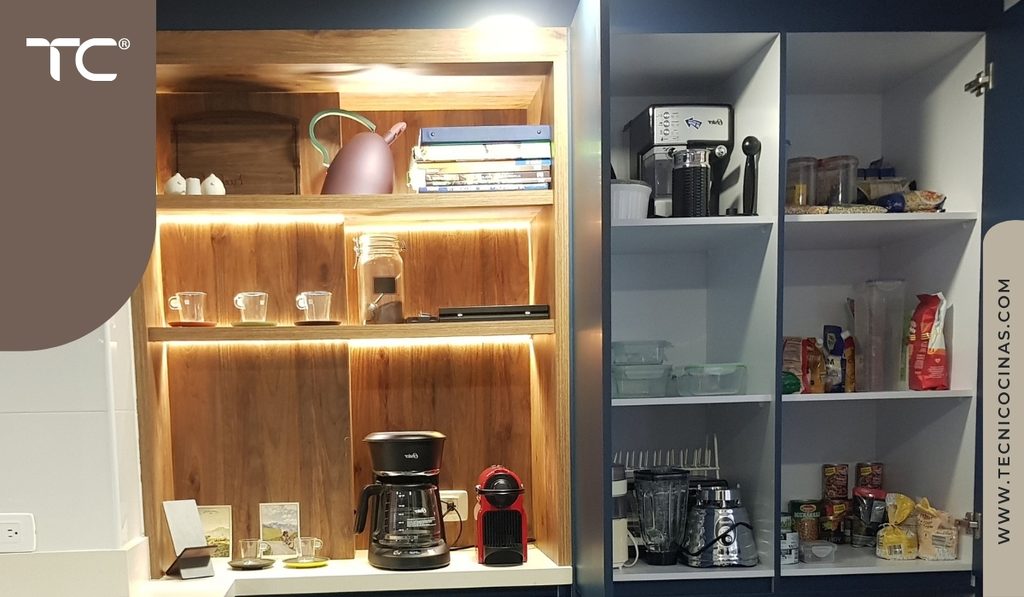 Columna de despensa abierta con mercado, licuadora y cafetera en los entrepaños, cajones en madera y canastas extraíbles
