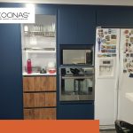 Así funciona una despensa oculta en una cocina amplia