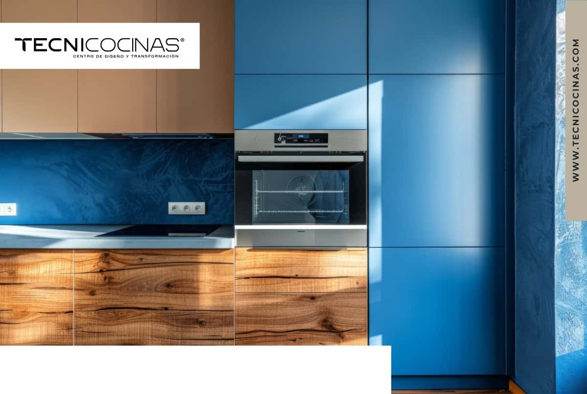 Cocina integral de diseño contemporáneo con acabados en madera y azul, materiales que favorecen la absorción acústica.
