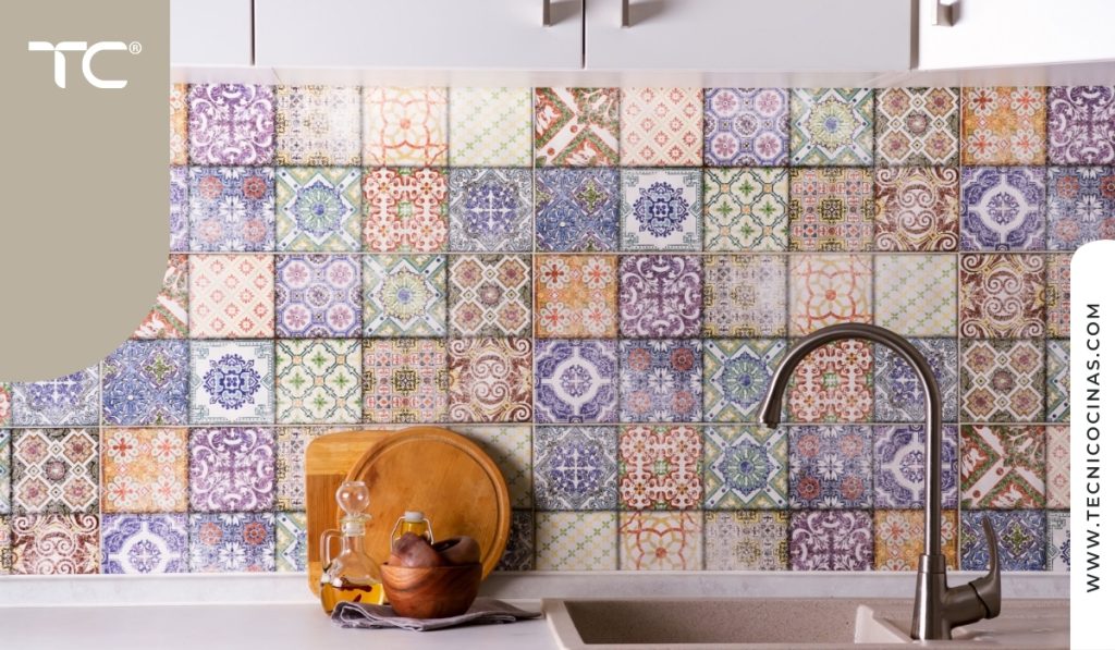 Revestimiento de azulejos pintados a mano con patrones coloridos en cocina contemporánea.