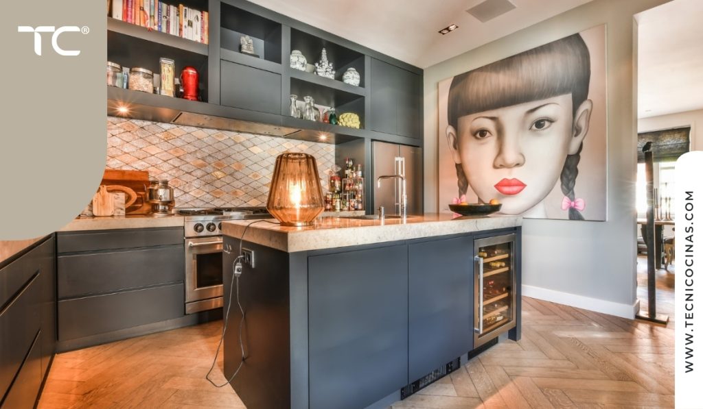 Cocina con arte figurativo de gran tamaño y mobiliario en tonos oscuros con toques metálicos.