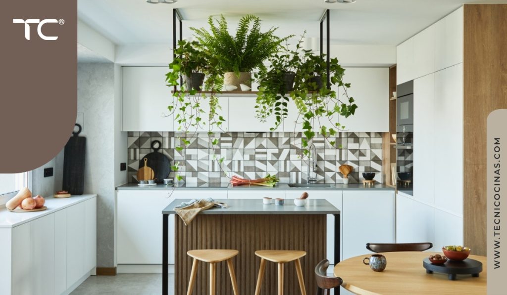 Cocina moderna con plantas colgantes sobre la isla y backsplash geométrico en blanco y gris.