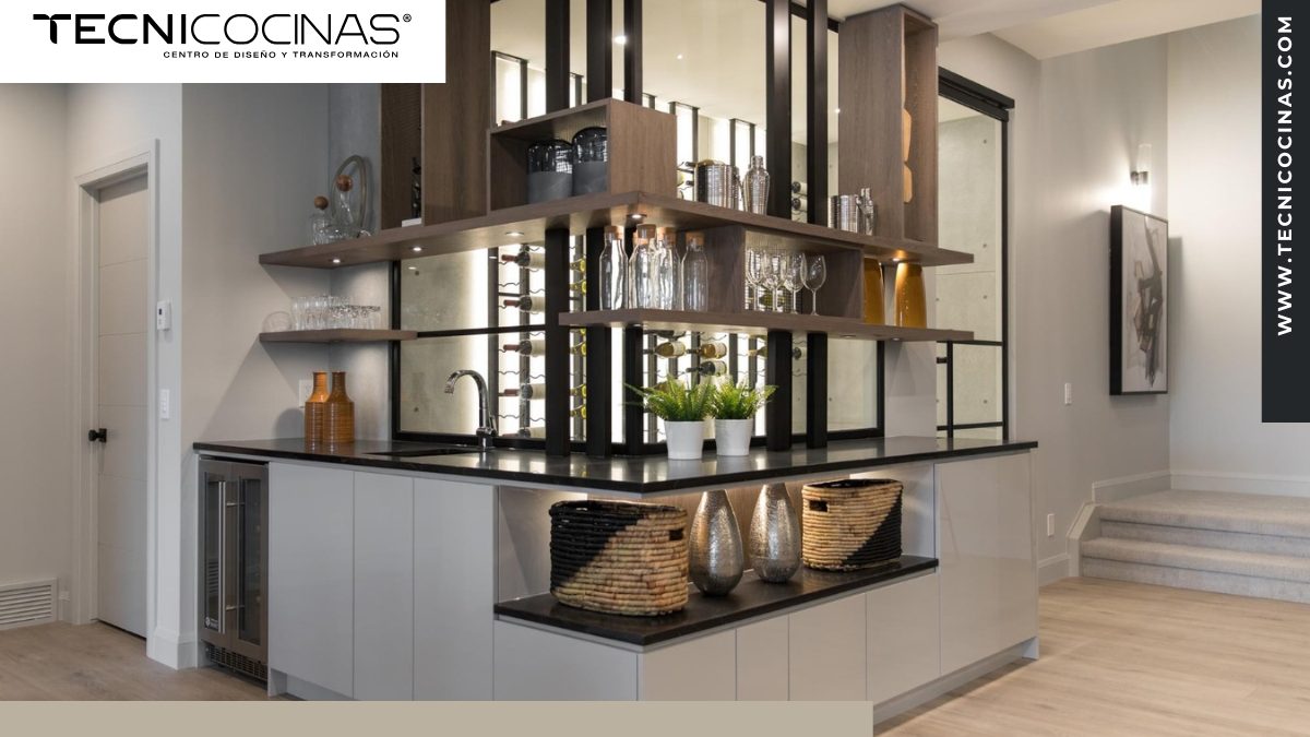 Cocina elegante con estantería abierta, detalles decorativos y diseño modular contemporáneo.