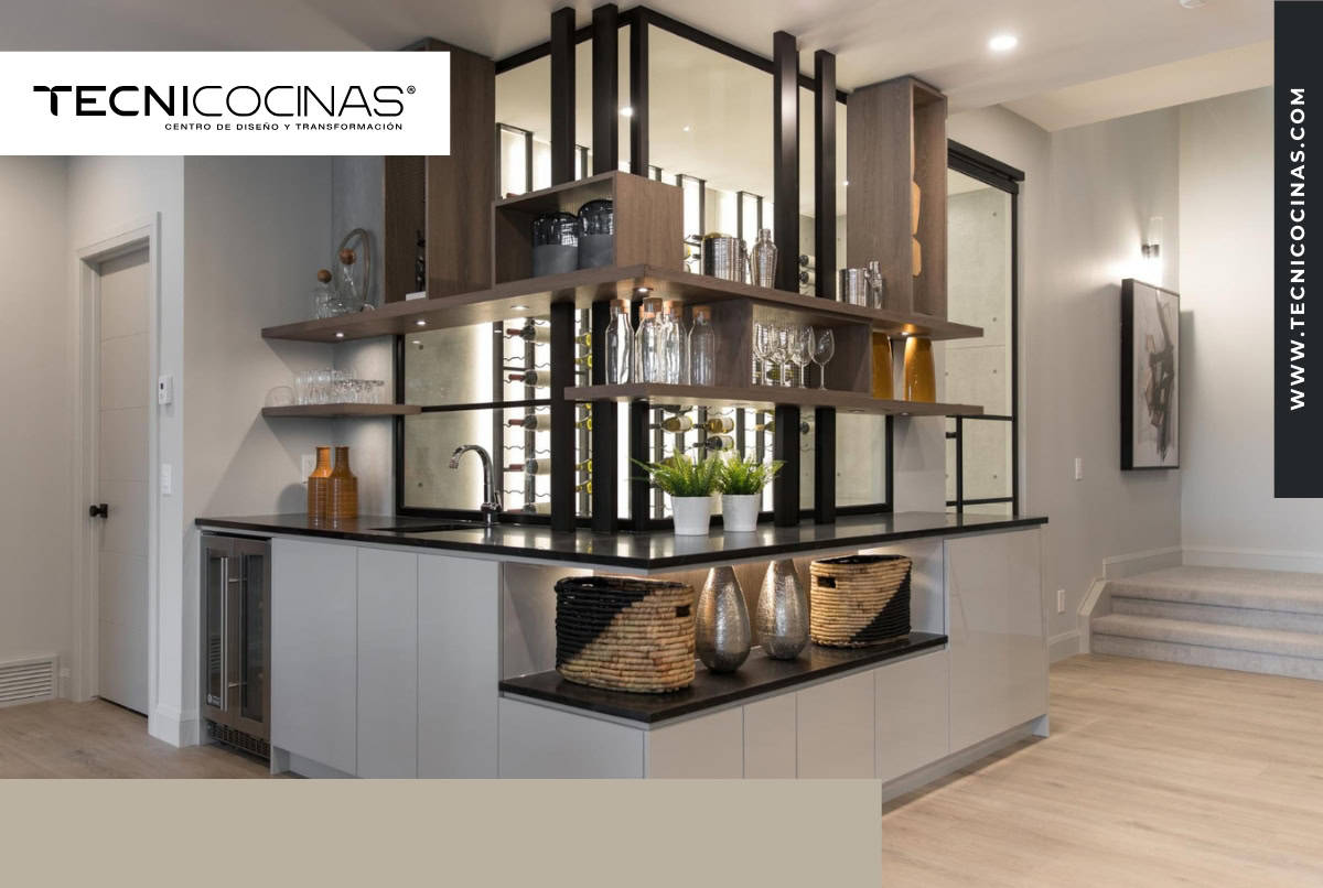Cocina elegante con estantería abierta, detalles decorativos y diseño modular contemporáneo.