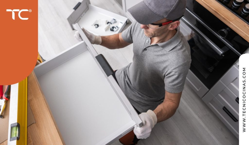 Servicio técnico profesional realizando ajustes en cocina integral instalada