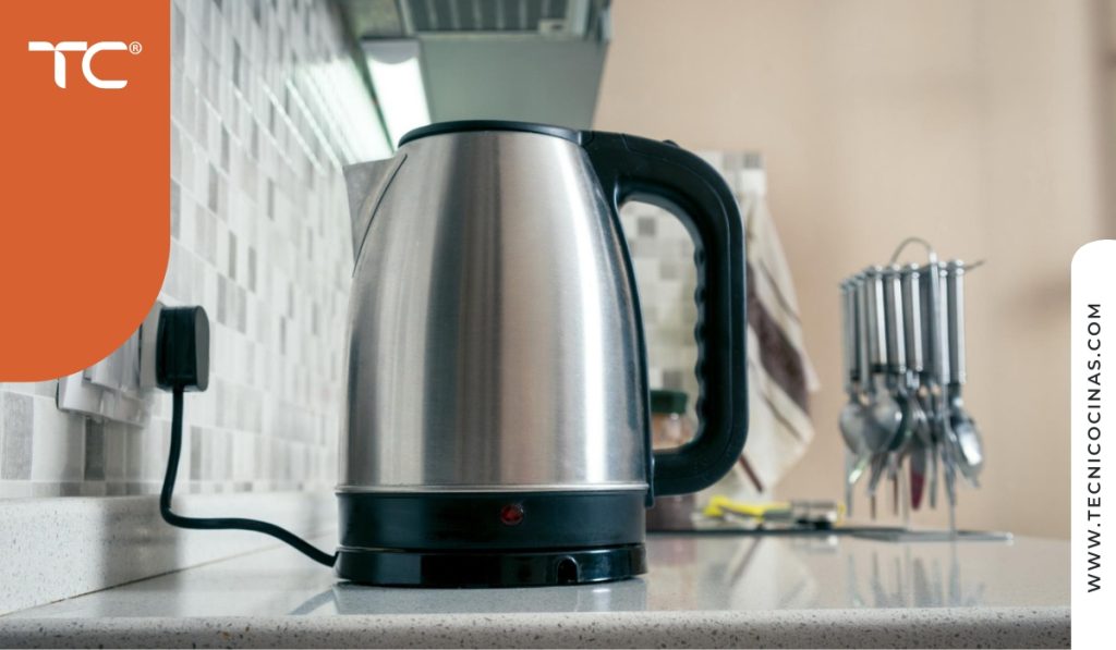Hervidora eléctrica de acero inoxidable sobre mesón de cocina.