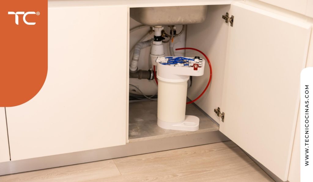 Sistema de filtración de agua instalado en el gabinete bajo el lavaplatos.
