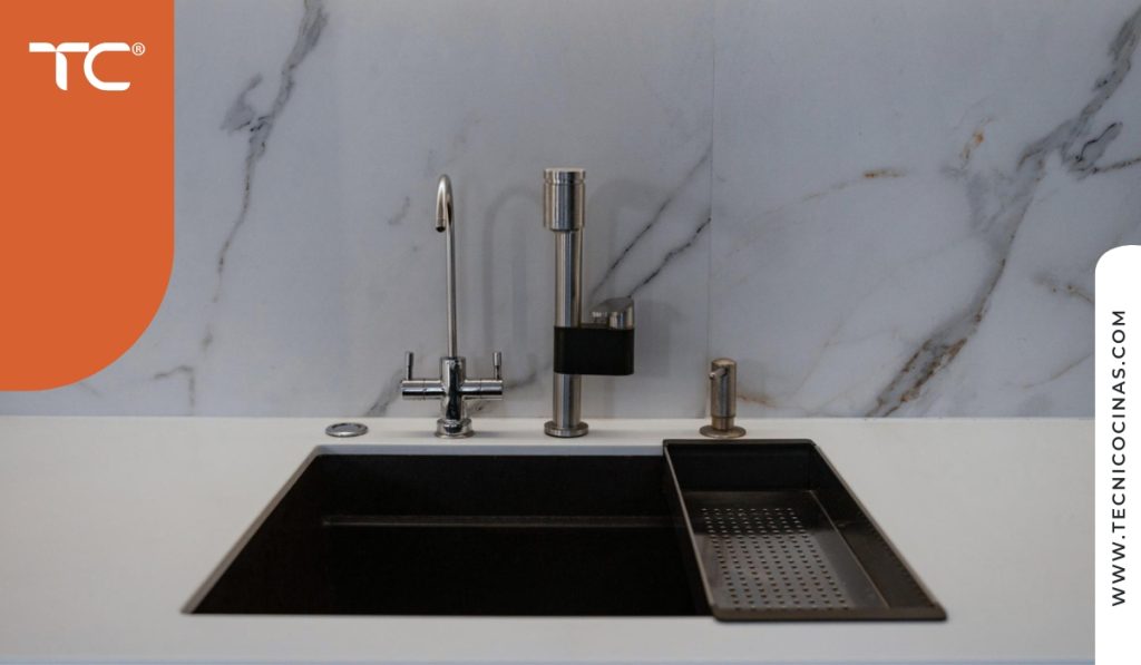 Mesón de cocina con grifo principal y grifo independiente para agua filtrada.