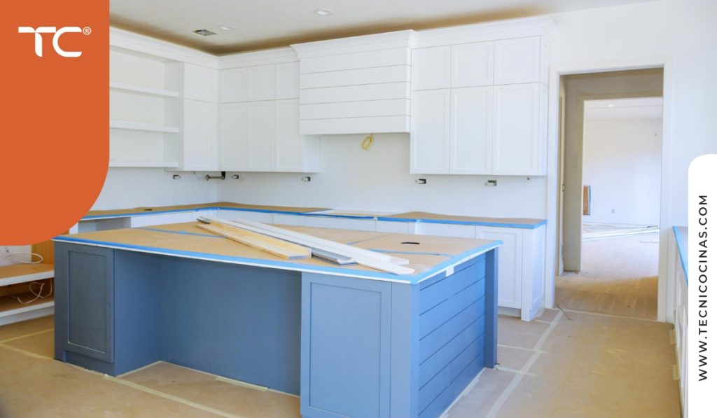 Cocina integral en etapa de fabricación con isla protegida antes de instalar el mesón.