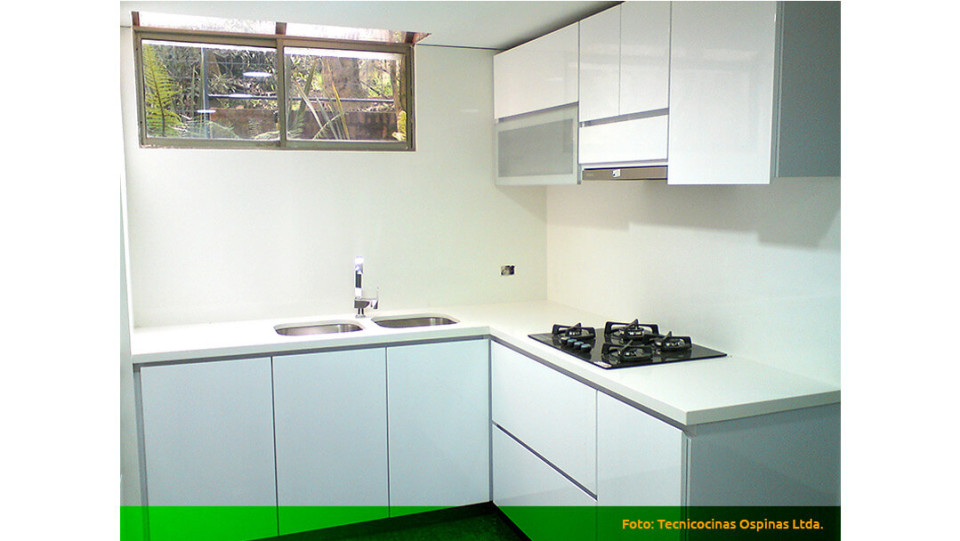 Cocina moderna con forma en L en tonalidad blanca sin manijas con doble poceta y estufa a gas en negro