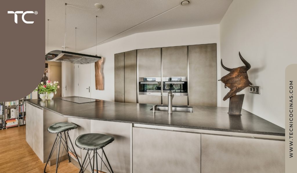 Isla de cocina con curva solo en un extremo y el resto en líneas rectas