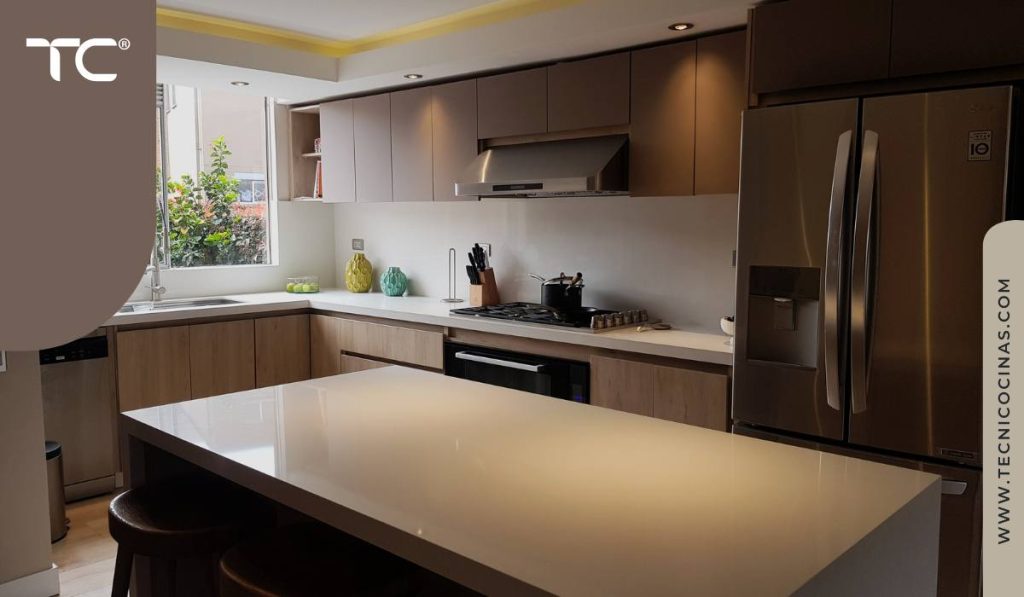 Cocina integral de estilo japandi en tonos madera, con espacio completo y gabinete de esquina al fondo