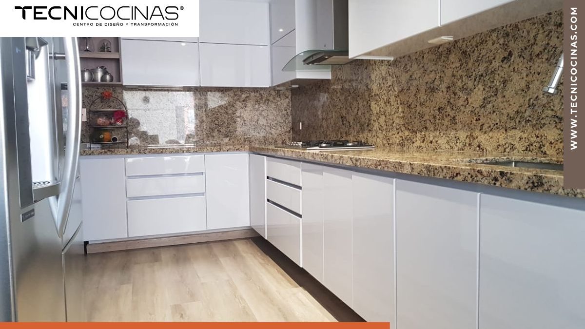 Cocina integral en L con mesón de granito y gabinetes blancos, esquina donde se instala el herraje giratorio