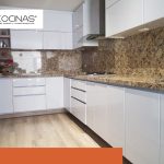 Cocina integral en L con mesón de granito y gabinetes blancos, esquina donde se instala el herraje giratorio