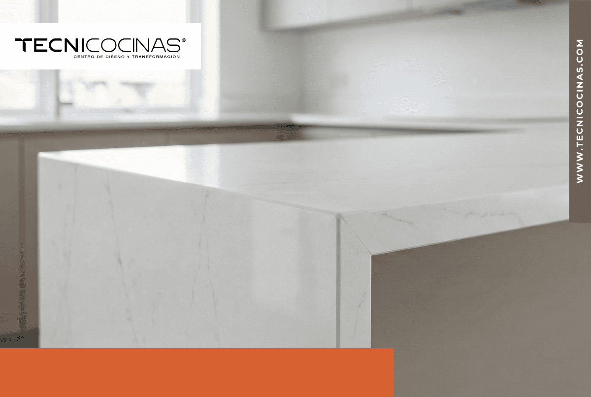Mesón de cocina sin grosor visible en piedra sinterizada blanca con perfil ultrafino de 12mm creando apariencia flotante en cocina moderna