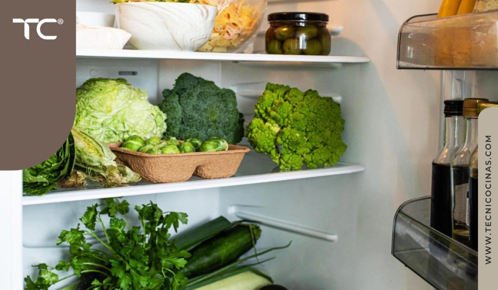 Interior de la nevera con alimentos organizados para control de inventario con la smart fridge