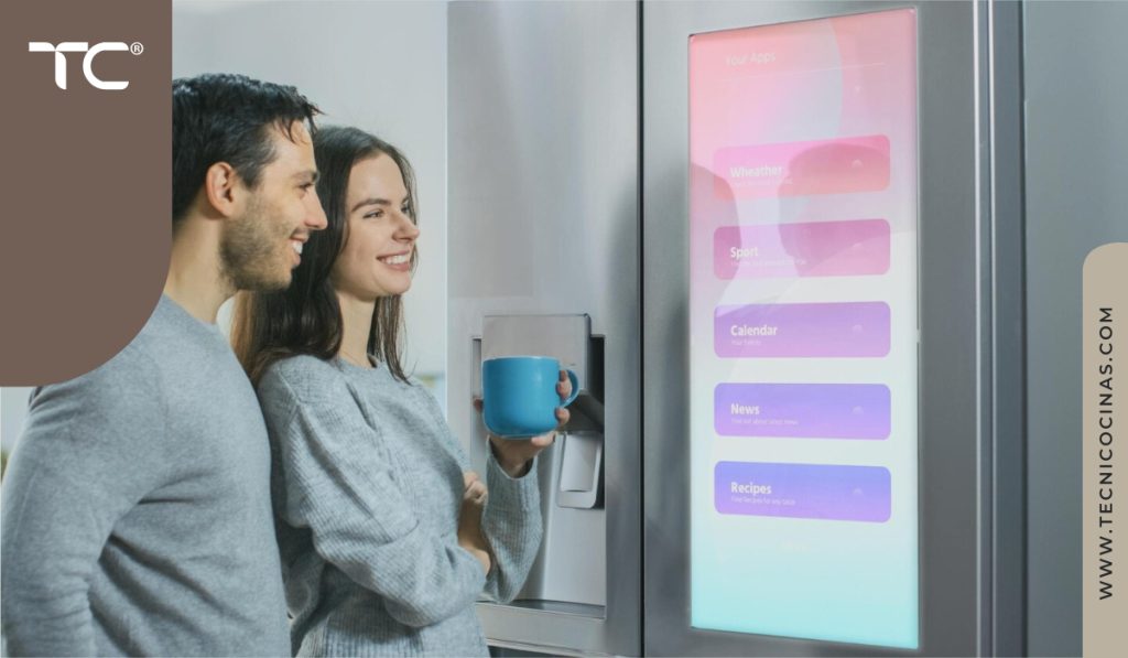Usuarios consultando recetas, calendario y controles del hogar en la pantalla de la nevera inteligente