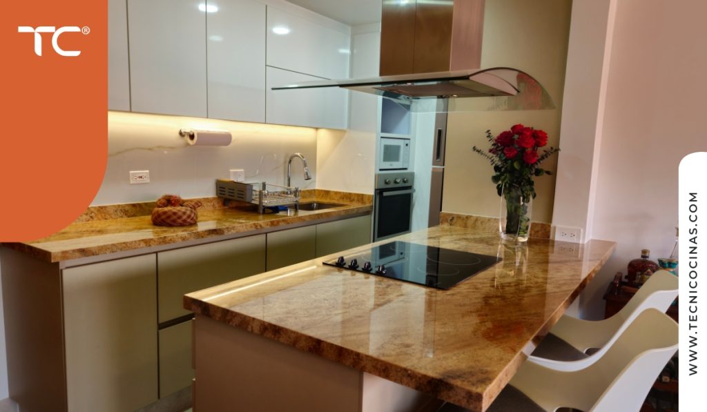 Cocina integral línea moderna con mesón en granito natural y acabados en melamina blanca brillante
