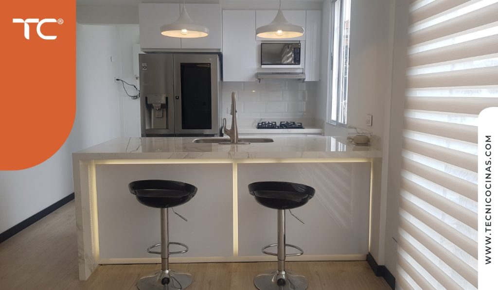 Cocina integral línea Top con acabado acrílico alto brillo y mesón en piedra sinterizada